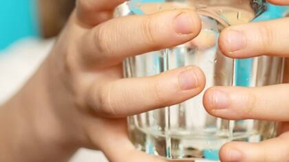 Una niña se cayó con un vaso en la mano y se lo clavó en el pecho.