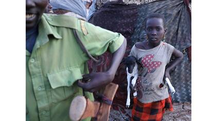 Una niña Turkana sostiene una cabra