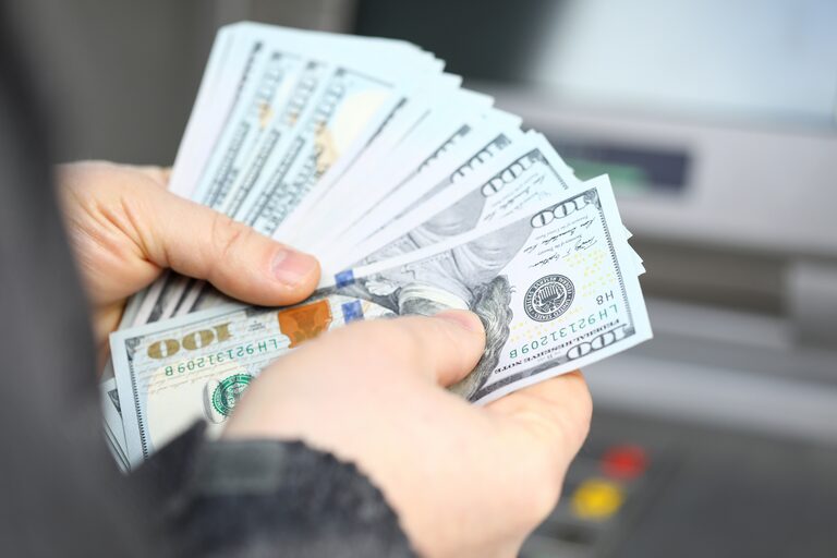 Il fattore sorprendente che scoraggia i magri depositi in dollari