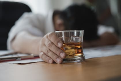 Una noche de juerga puede “fragmentar” o interrumpir los patrones del sueño, dicen los expertos