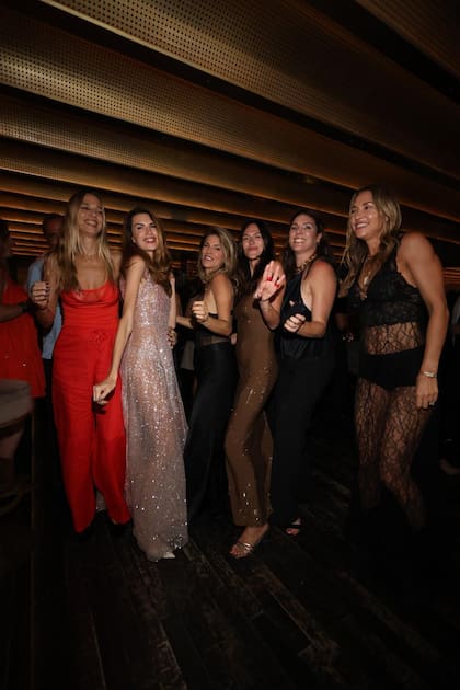 Una noche junto a su grupo de amigas, entre quienes están Lorena Ceriscioli y Andrea Bursten