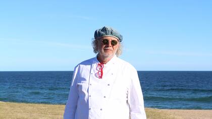 Francis Mallman estuvo a cargo de la cena y el mismo sirvió las carnes a los invitados