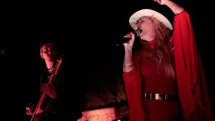 Esmeralda Mitre fue la encargada de la propuesta musical con Flying Dancers