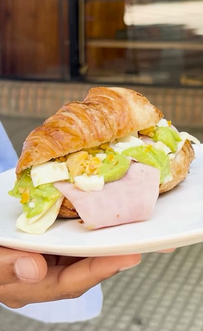 Una novedad de la carta: croissant de huevo, palta, jamón y queso