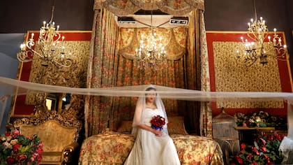 Una novia posa para las foto en el estudio para la boda de las señoras de oro en Pekín,