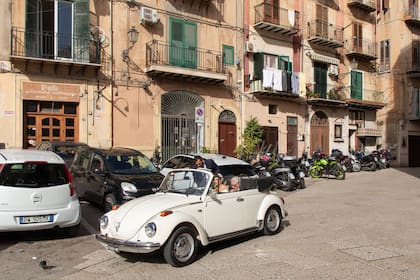 Una novia rumbo a la iglesia en Monreale