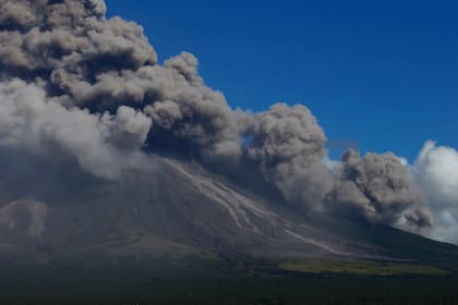 Una nube de cenizas cubrió los alrededores del volcán Mayon, tras la erupción