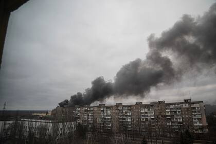 Una nube de humo sale de un edificio después de un bombardeo de las fuerzas rusas en la ciudad portuaria de Mariúpol (Ucrania) el viernes 4 de marzo de 2022.(AP Foto/Evgeniy Maloletka)