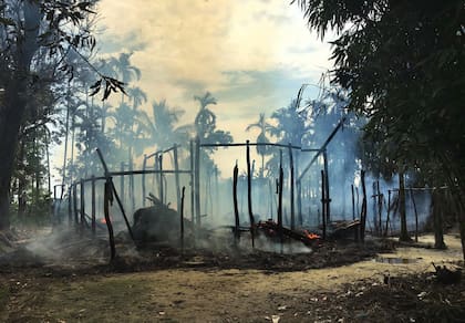 Una nube de humo sale de una vivienda arrasada por el fuego en Gawdu Zara, en el estado de Rakhine norte, donde está la vasta mayoría de los 1,1 millones de rohinya de Myanmar