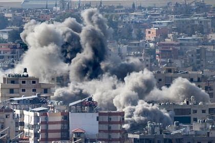 Una nube de humo se alza entre edificios impactados en un ataque aéreo israelí en Dahiyeh, al sur de Beirut