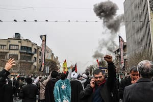 EE.UU. refuerza su ofensiva contra Irán con el envío de más barcos de guerra y 2500 marines