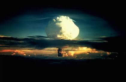 Una nube en forma de hongo en la Operación Ivy, la primera prueba de una bomba de hidrógeno, en el atolón Enewetak en las Islas Marshall