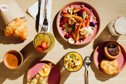 Una nueva generación de locales porteños derriba las reglas y celebra el placer de empezar el día tantas veces como uno quiera