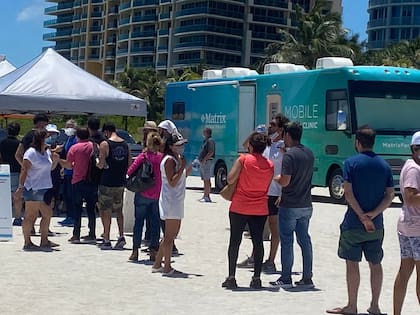 Una nueva norma permite vacunar a aquellas personas que llegan por trabajo a “proveer bienes o servicios”