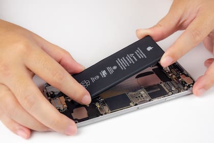 Una nueva normativa europea busca facilitar el reemplazo y disposición de las baterías de los celulares, y la disponibilidad de piezas nuevas