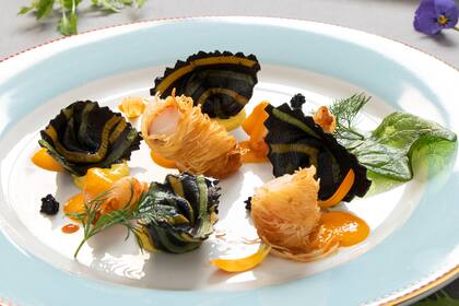 Una obra de arte: pasta con relleno de mar y espinacas cinceladas en crudo en una masa de tres colores.