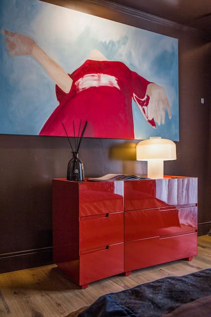 Una obra de la artista Elina Carullo (Diderot.art) hace juego con el mueble en rojo vibrante (Barn).