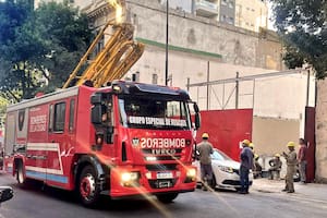 Una pared se derrumbó dentro de un supermercado chino en Caballito y Bomberos trabajan en el lugar