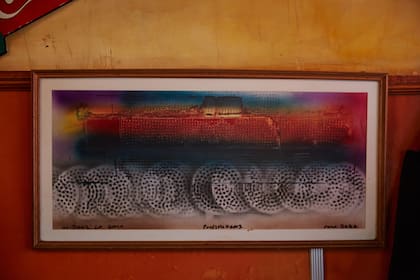 Una obra que Polesello, habitué del lugar, le regaló a Paulo para que quedara en el salón