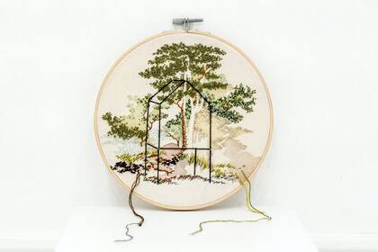 Una obra que recupera el tema del hogar y de la naturaleza, esta vez sobre bastidor.