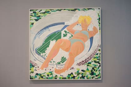 Una obra rara en la producción de Marta Minujín, pintura de 1977 en la que ella es una mujer gigante que se baña en el Monumental.

