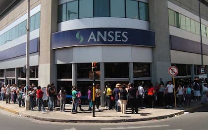 Desde la Anses recuerdan que no es necesario cobrar la prestación el mismo día que se asigna, ya que permanece en la cuenta bancaria del titular