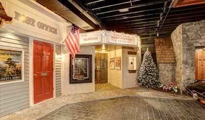 Una oficina del correo y la entrada de un cine, apostadas sobre la calle principal del “pueblo“ (Washington Fine Properties)