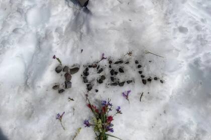 Una ofrenda a Joel Tranby tras su muerte, ocurrida en Oregon