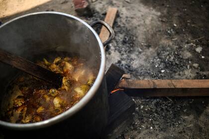 Una olla con comida realizada por voluntarios en Comas, al norte de Lima, Perú