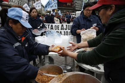 Una olla popular junto al Obelisco, ayer, como parte de la protesta