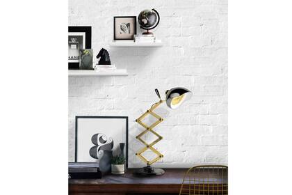 Una opción de escritorio con estilo industrial; es altamente funcional gracias a su brazo extensible que permite ajustarla en la posición deseada. Su estructura es de bronce y su pantalla en aluminio