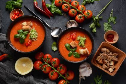 Una opción ideal para los veganos el gazpacho, que es una sopa fría de verduras en la cual se destaca el tomate