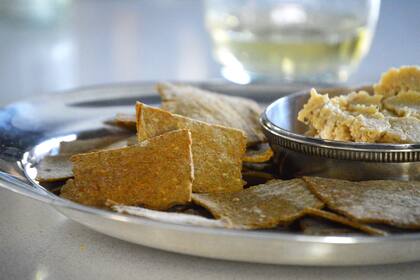 Una opción para consumir garbanzos es hacer humus que pueden comerse como picada o agregarse a ensaladas.