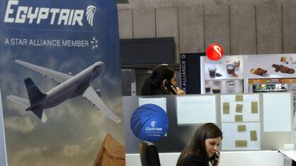 Una operadora de Egyptair en el aeropuerto Charles-de- Gaulle