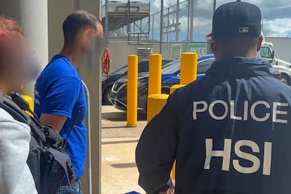 Una orden final de deportación o expulsión es una decisión de un juez de inmigración que concluye el proceso legal de expulsión