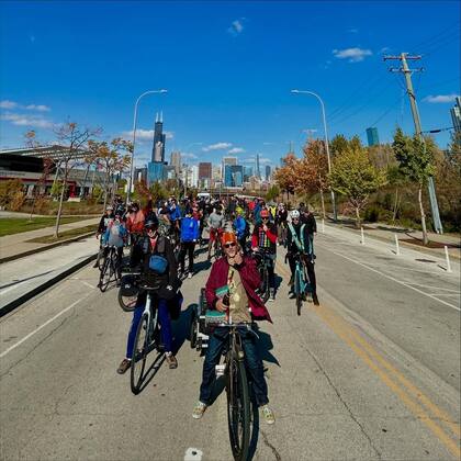 Una organización de ciclista coordinó un recorrido por las tiendas de vendedores ambulantes en señal de apoyo