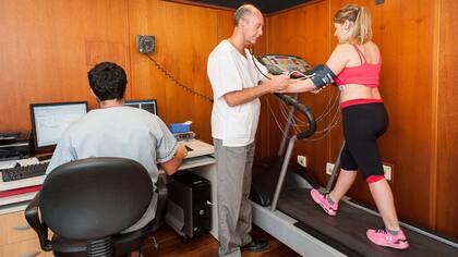 Una paciente en plena prueba ergométrica en la Fundación Favaloro