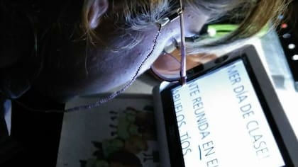 Una paciente que tiene un problema visual por prematurez usa una ayuda electrónica que magnifica el texto