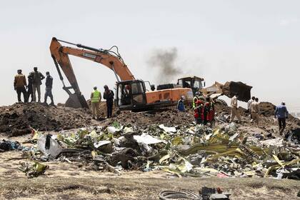 Una pala mecánica excavó en el sitio del accidente de Ethiopia Airlines cerca de Bishoftu, una ciudad a unos 60 kilómetros al sureste de Addis Abeba, Etiopía.