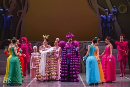 La innovadora puesta ya es récord histórico de entradas vendidas; las esferas son el leit motiv de todo el vestuario y las capas del rey la reina llegan a pesar 8 kilos