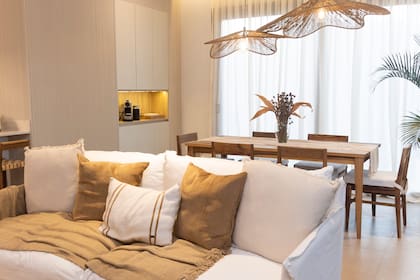 Una paleta neutra y materiales de bajo nivel de mantenimiento definen el interiorismo de la unidad modelo.