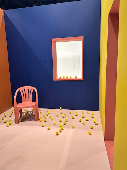 Una paleta vibrante y lúdica marcó la zona de pintura en Haus Decor, donde los contrastes entre azules profundos, rosas cálidos y amarillos intensos transformaron el espacio en un set inmersivo lleno de color y creatividad.