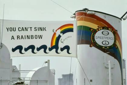 Una pancarta con la leyenda "No se puede hundir un arcoíris" en el buque de Greenpeace, el MV Sirius, en 1985, haciendo referencia al hundimiento del Rainbow Warrior