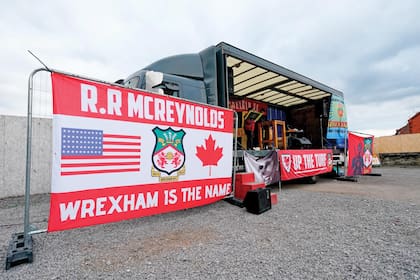 Una pancarta dedicada a los nuevos dueños de Wrexham en las afueras de Raceground Course, el estadio del club galés