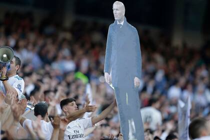 Una pancarta del ídolo de los hinchas de Real Madrid: ovación en el Bernabéu.