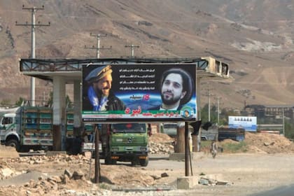 Una pancarta en el valle de Panjshir muestra retratos de Ahmad Massoud y su padre con el lema: "Sueñas con un país libre gracias a tu ejército, Ahmad está a tu lado, que Dios te proteja". 10 de septiembre de 2019