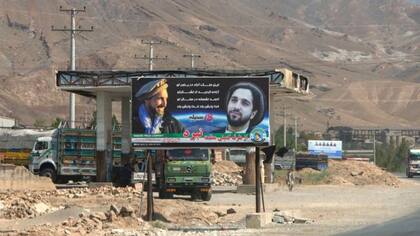 Una pancarta en el valle de Panjshir muestra retratos de Ahmad Massoud y su padre con el lema: "Sueñas con un país libre gracias a tu ejército, Ahmad está a tu lado, que Dios te proteja". 10 de septiembre de 2019