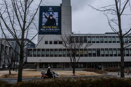 Una pancarta felicita al cineasta Bong Joon-ho por sus Oscar en Sel, Corea del Sur