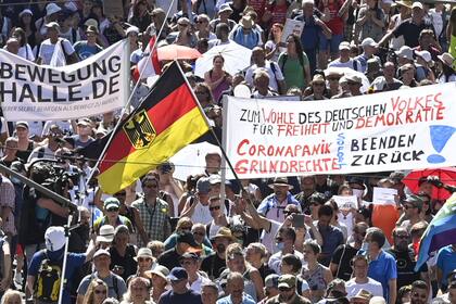 Una pancarta que dice "poner fin al pánico del corona" y "Devolver los derechos civiles" durante una manifestación de los negadores de covid-19 en Berlín, el 1 de agosto de 2020