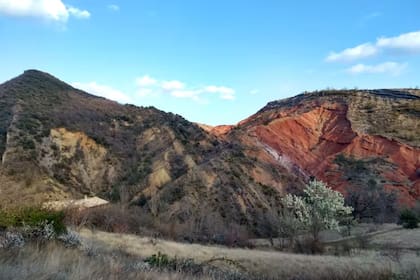 Una panorámica de los niveles del Cretácico y Paleogeno en la Ribagorza (Huesca). A la izquierda, aun había dinosaurios. A la derecha, habían desaparecido de la faz del planeta